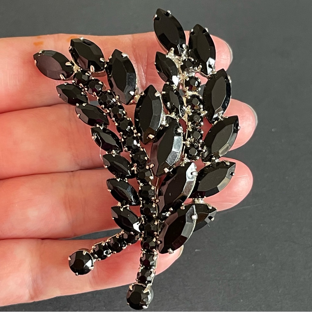 Vintage Juliana Black Glass Leaf Brooch 89$